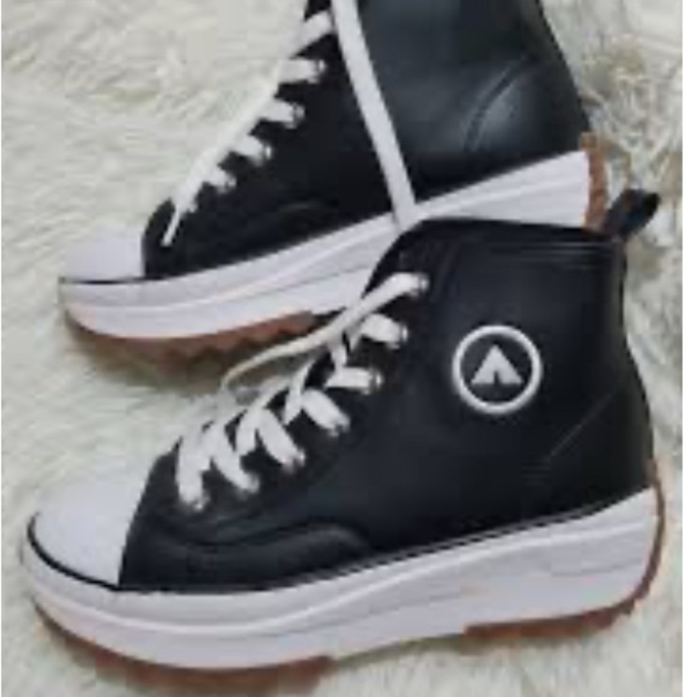 Airwalk Black and White Athletic Shoes